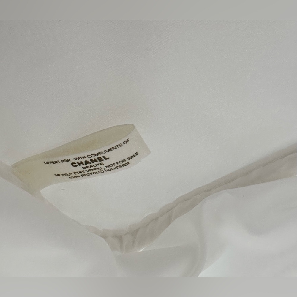 CHANEL GWP White Felt Makeup Pouch - Picture 4 of 12